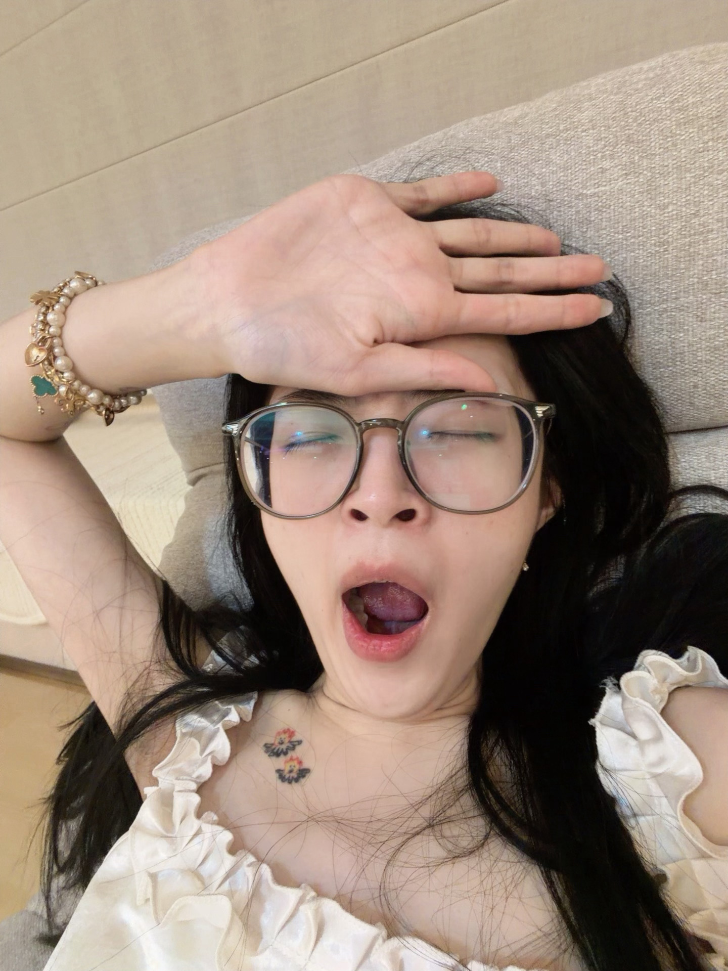 鸡美美送我这个搜发太得劲了 躺上面玩了一天手机 一个正经事都没干