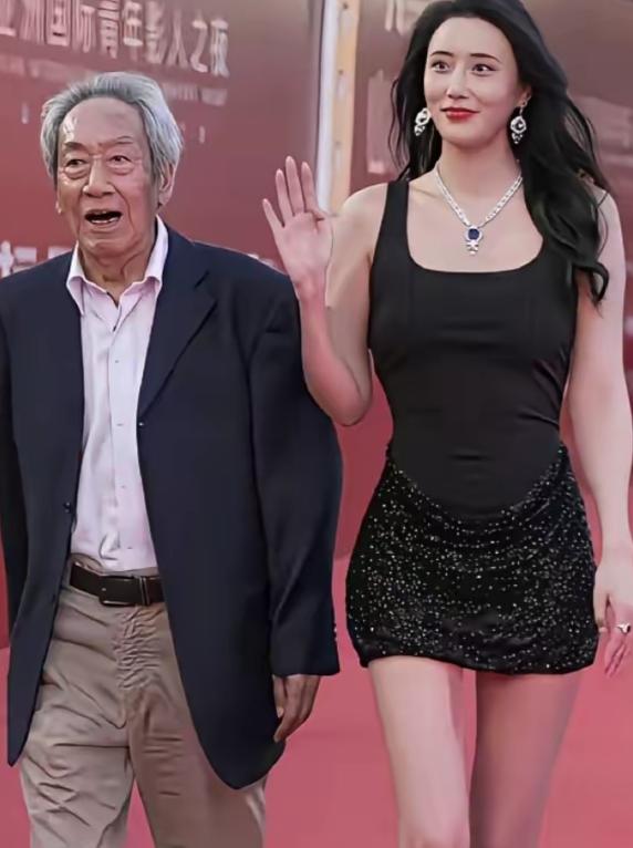 著名电影演员王奎荣八十岁了，他的老婆这么年轻漂亮，还很性感。据说，他这个老婆主动