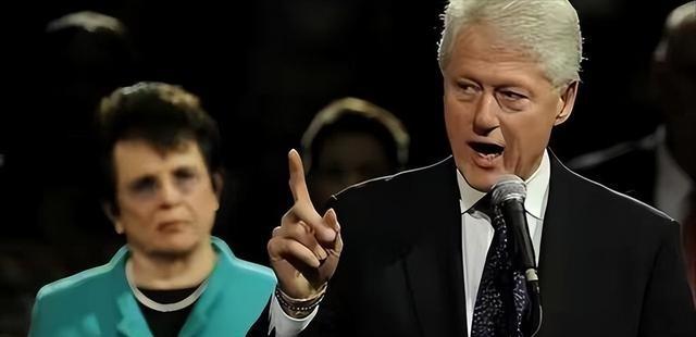 美国前总统克林顿亲口承认：当初拉着中国进入世贸组织，原本是想借机来锁住，谁料，中