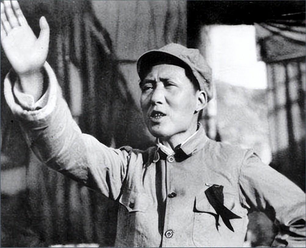 1948年，百万大军三次拒绝南下，最高指挥部震怒，一个政委站出来说了几句话，彻底