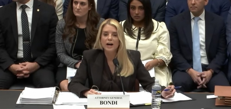 【#美司法部长就爱泼斯坦案接受质询#，受害者抗议！两党再起争执】#爱泼斯坦案受害