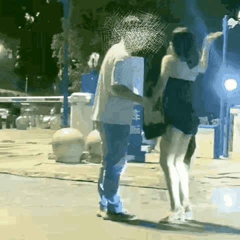 这是怎么回事，有什么事不能回家解决，要不要上去调解调解？