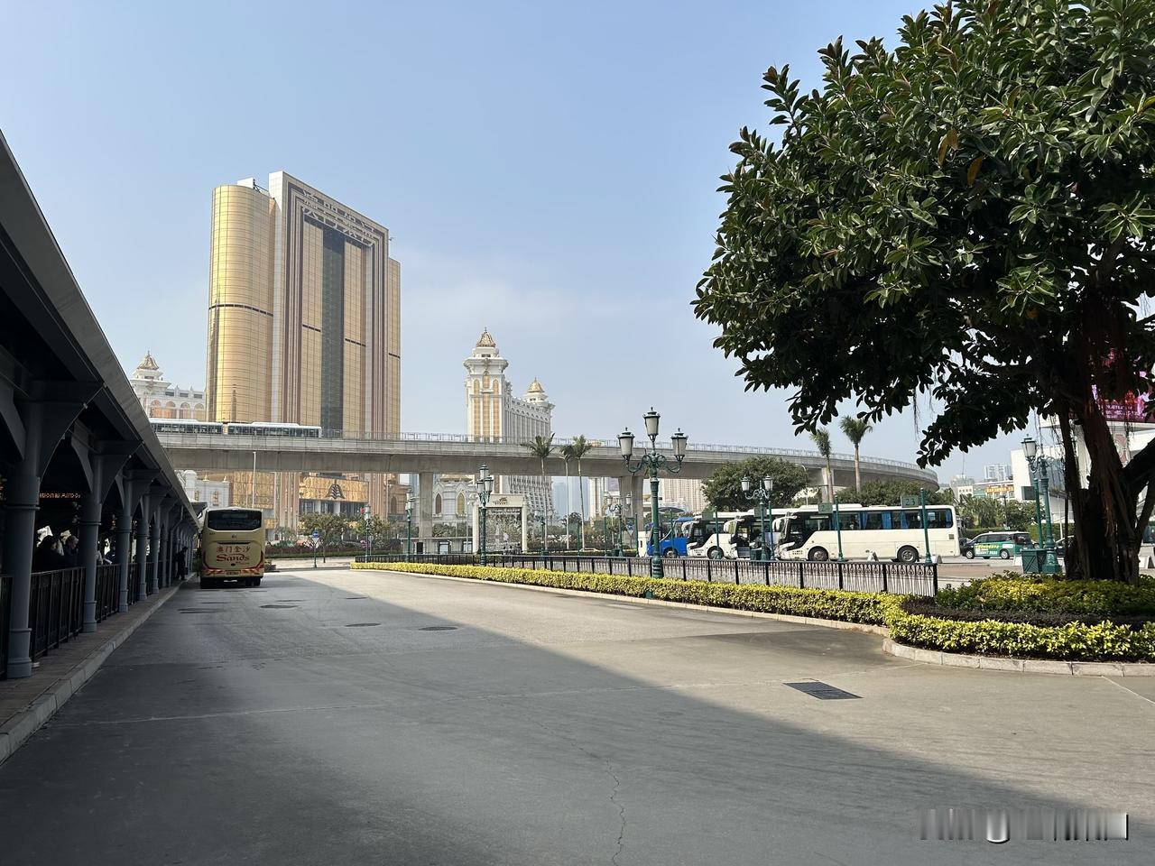 澳门，我偶尔会过去逛逛。
小玩几把娱乐一下。
我常看别人赌博，却从未见过有赢家。