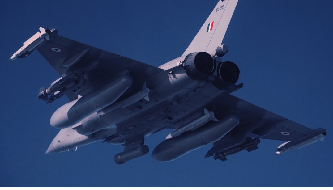 印度空军阵风战斗机，携带：“流星”远程空空导弹、米卡中程空空导弹、“铁锤（Ham