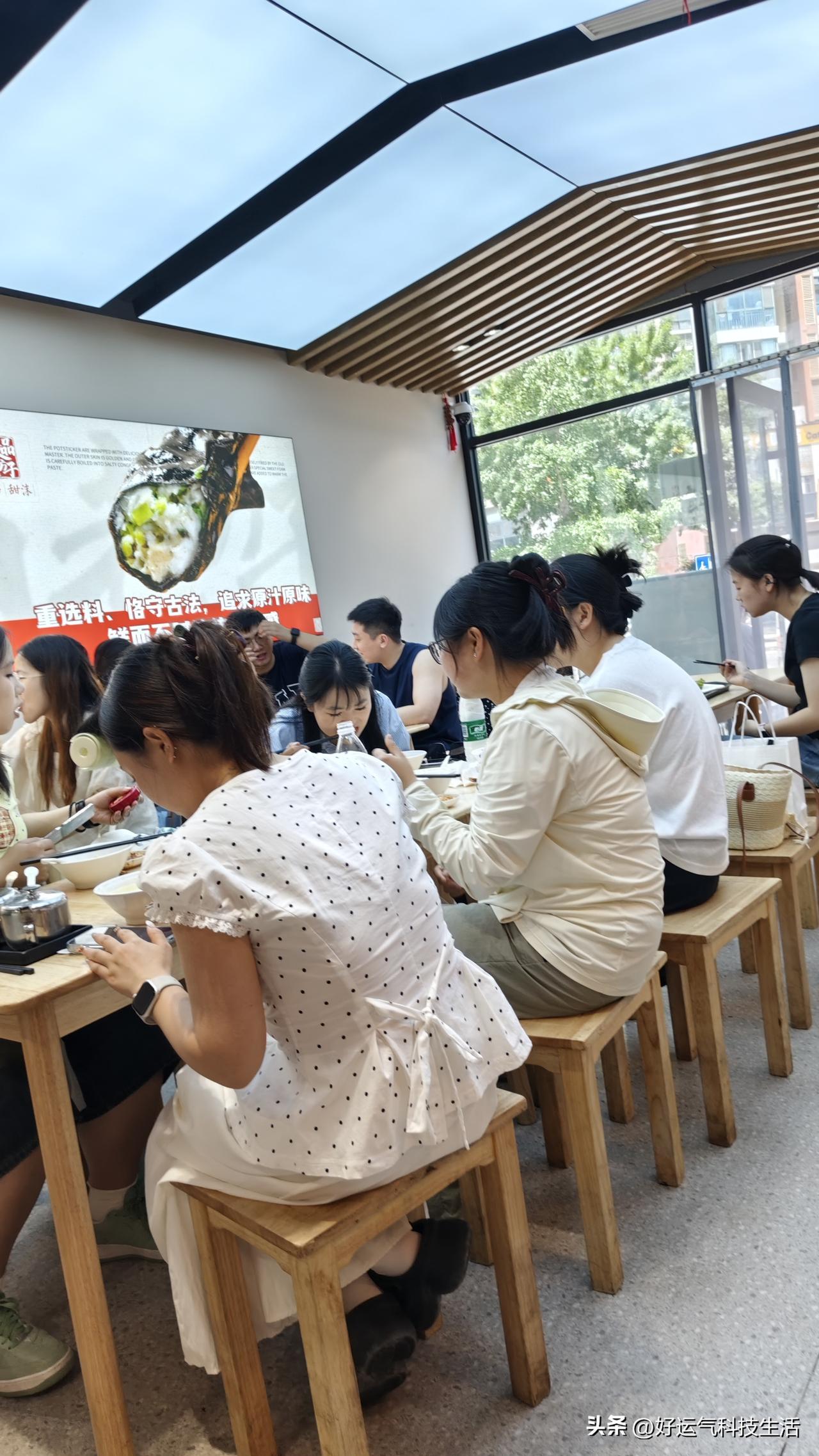 又来青岛麦岛这家方子锅贴解馋，早就做好排队的心理准备，可到店还是被人气惊到。店里