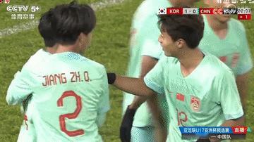 中国U17男足在上半时补时阶段，在禁区内巧妙配合攻入一球，1：1暂时战平韩国队！