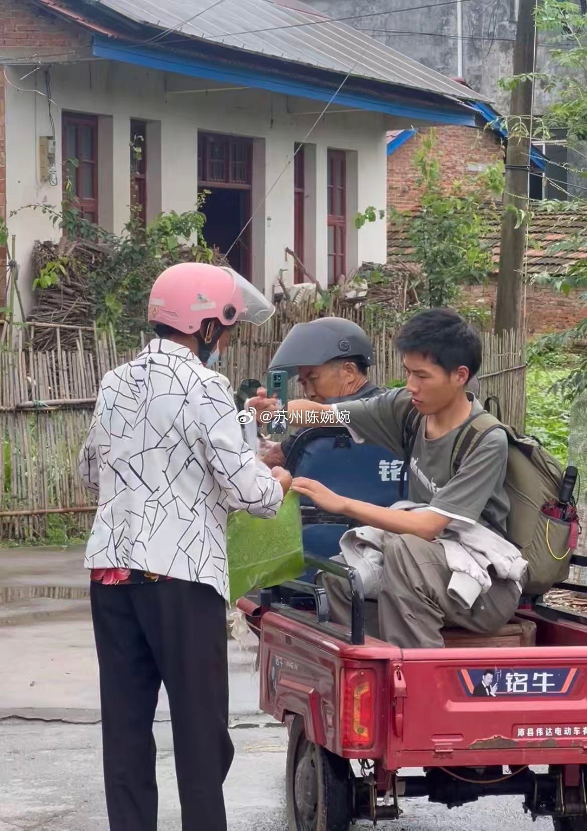 3岁妈走了，7岁爸走了。湖南常德18岁男孩左力，在伯伯家一住就是11年。刚高考完