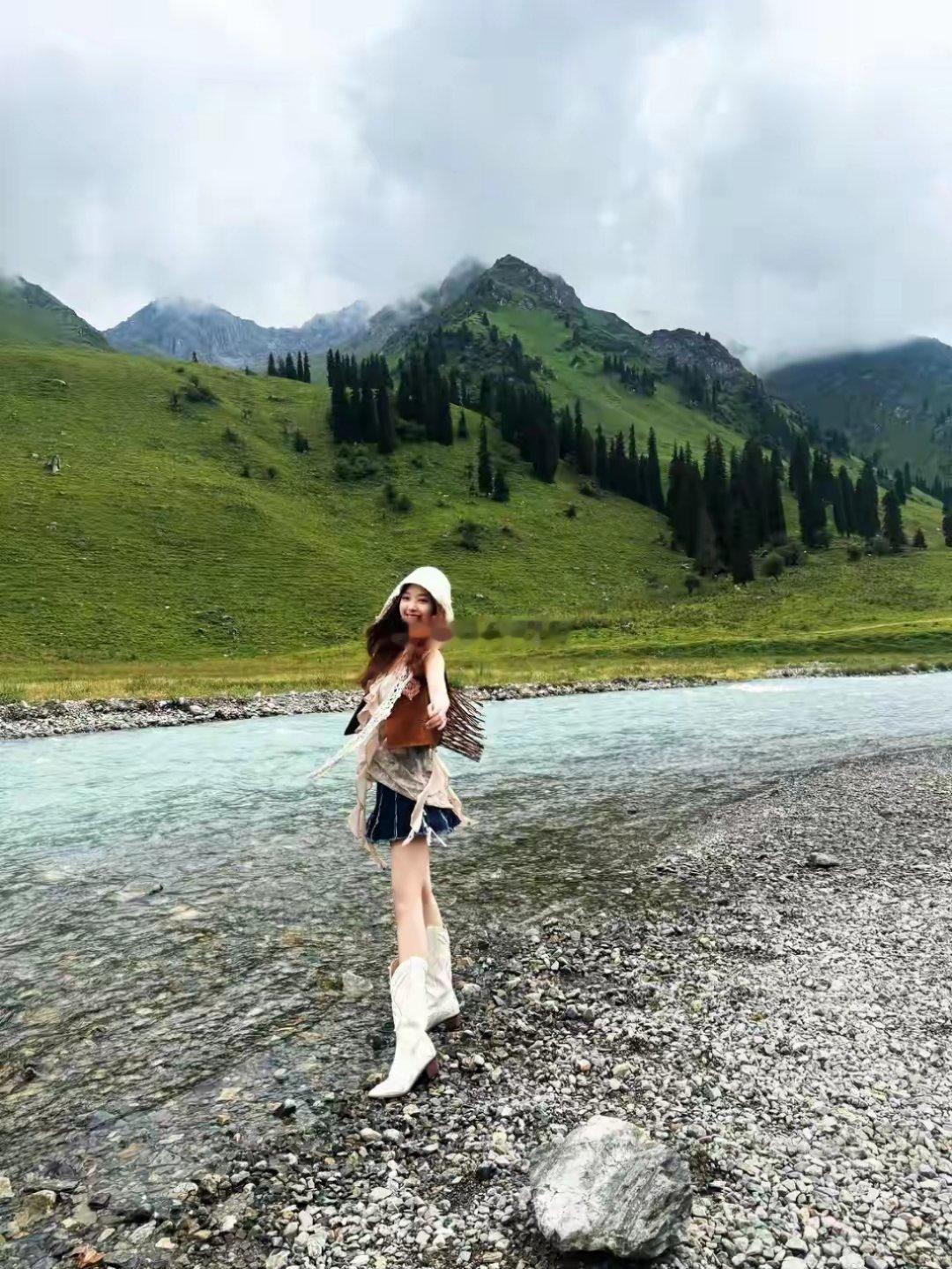 主持人刘心悦立秋分享新疆旅行美照，穿着酷飒，景美人更美！ ​​​