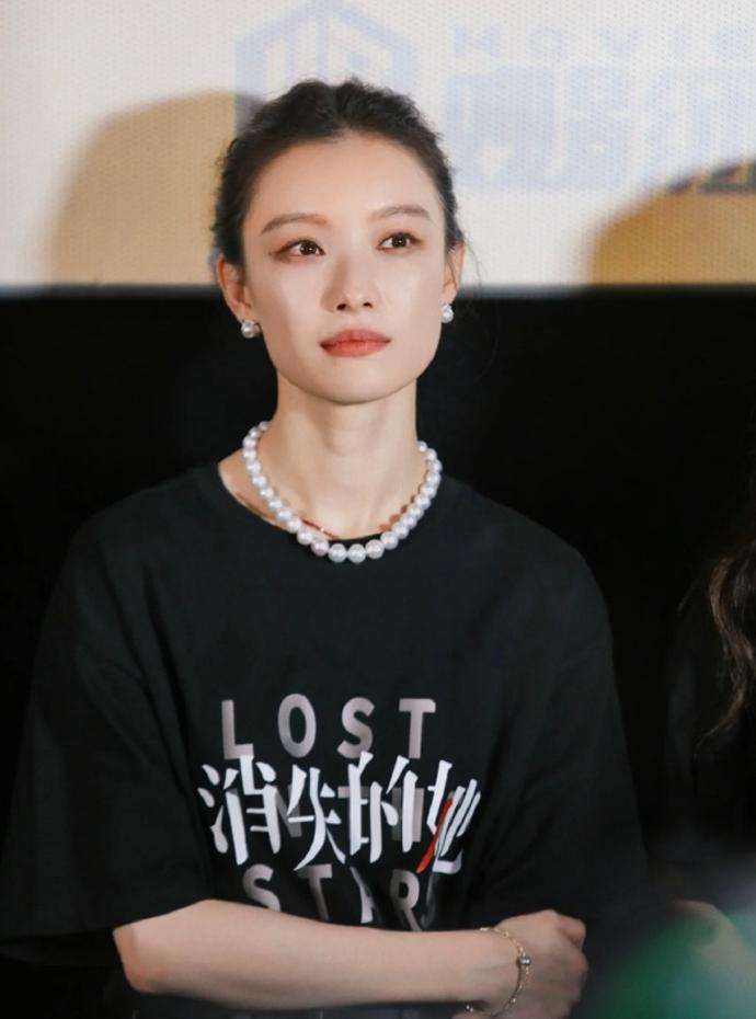 2023夏季穿搭灵感：“T恤+珍珠项链”，时髦洋气又高级！

倪妮在《消失的她》