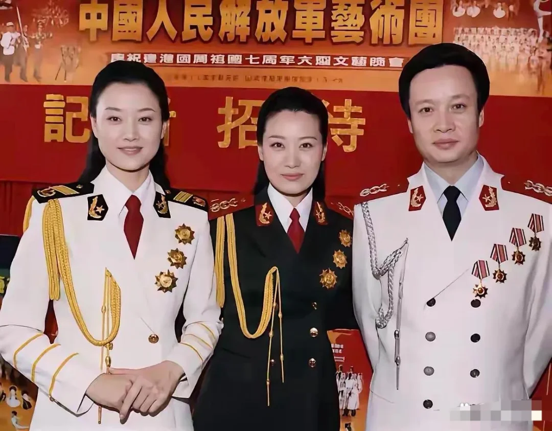 2004年，香港回归7周年文艺晚会上，宋祖英、谭晶、阎维文三位著名歌唱演员的合影