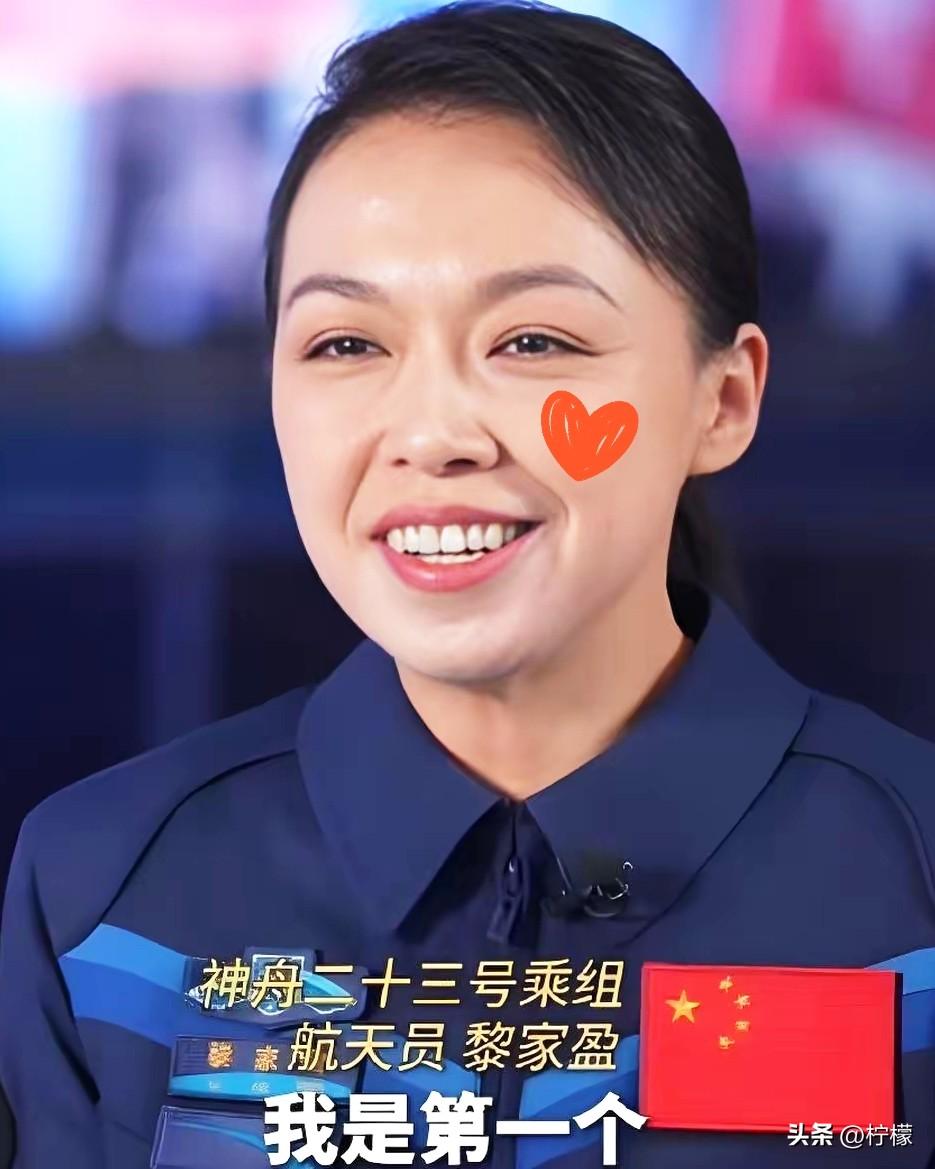 看了黎家盈这张脸，
我突然琢磨出一个事儿：那些为社会、为国家做贡献的人，面相看着