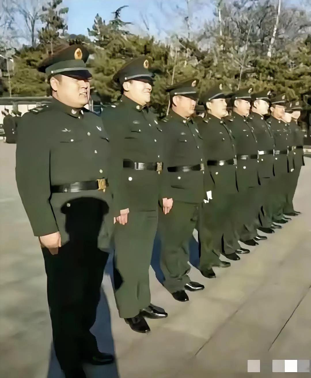 这种体型的官兵肯定不是野战部队的，最大可能就是机关兵或者后勤单位的。
从军衔和军
