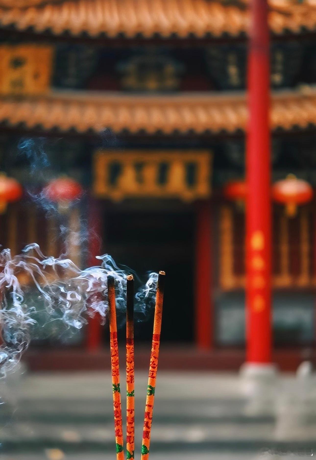 农历六月十五祈福，祝各位：财源如流水，绵延不绝；机遇如春风，不期而至；自身有福报