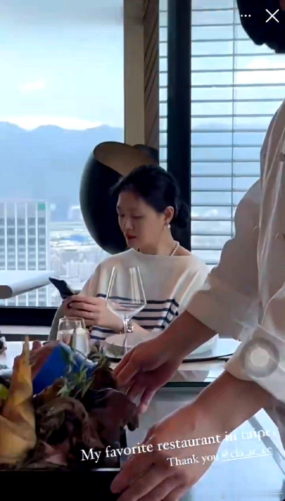 #大S具俊晔穿情侣装# 一把年纪了，真是没有美好的感觉，心智不成熟的二人 ​​​