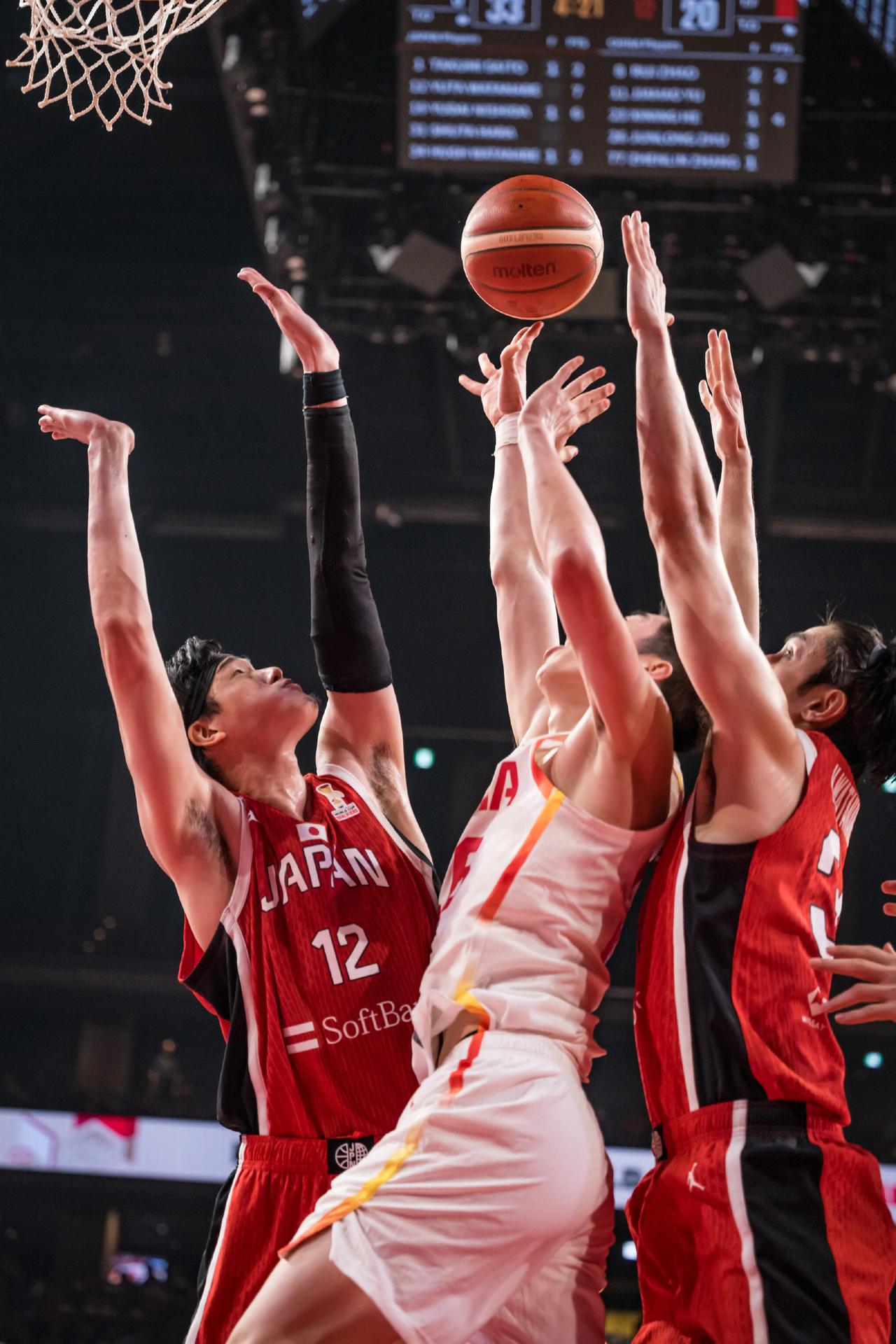 日本男篮应该被打哭了，我们让了一个上半场，最后一分钟裁判直接开黑，还是在日本主场