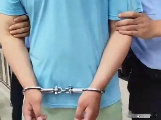 宁夏，23岁男子在姐姐订婚宴上，骑车将亲戚家2个6、7岁的小女孩骗到一凉亭，拿手