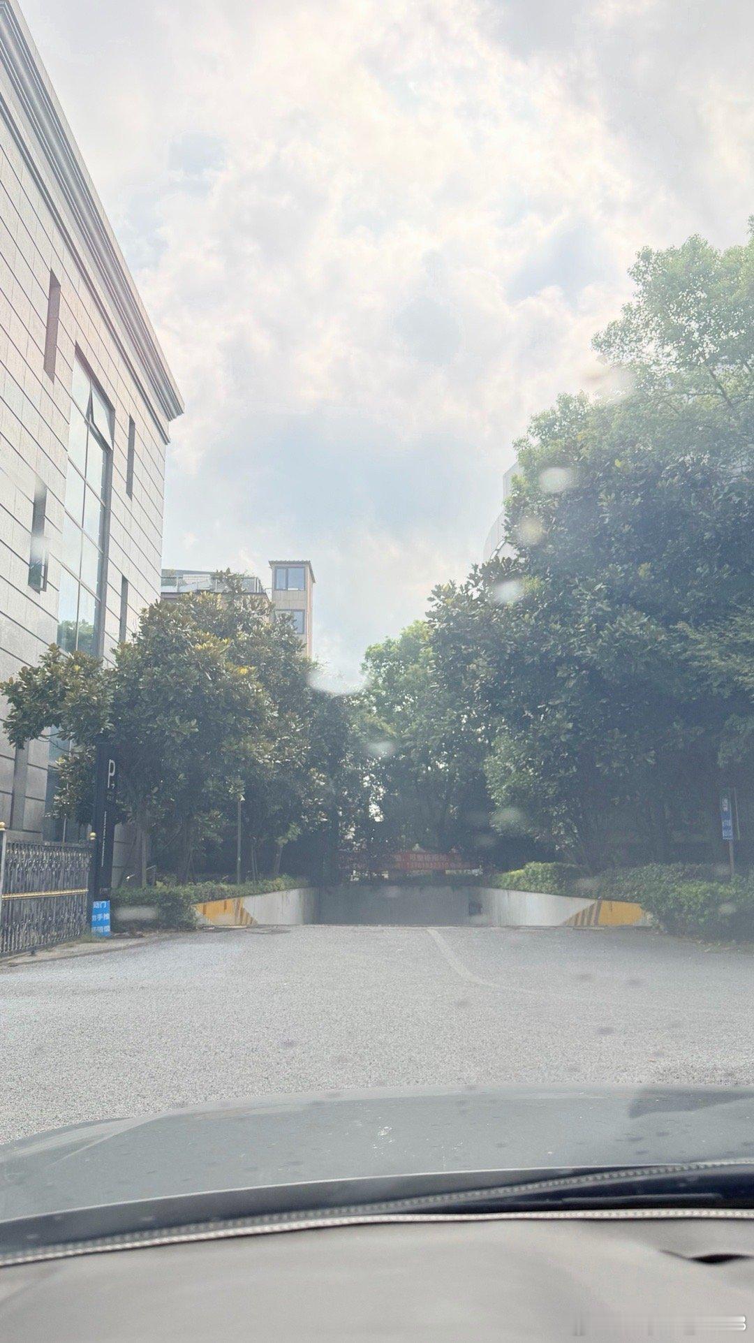刚到公司就下雨。 