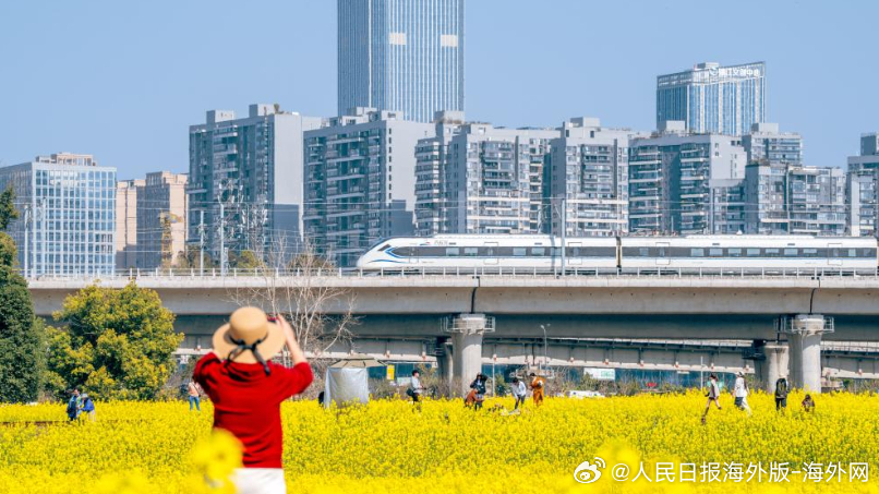 【#Hi财经#丨以“春”为名，消费热潮持续升温】春意渐浓，繁花次第绽放，一场以“