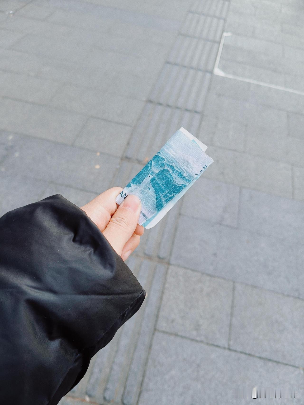 路边小孩哥塞我10块钱
今天去见客户的路上路过一个学校，有几个小孩扒着栏杆在随机