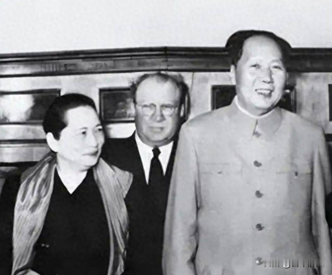 宋庆龄不是共产党人，却说毛泽东“最明智”，这话说了五十多年没人质疑，她凭什么这么