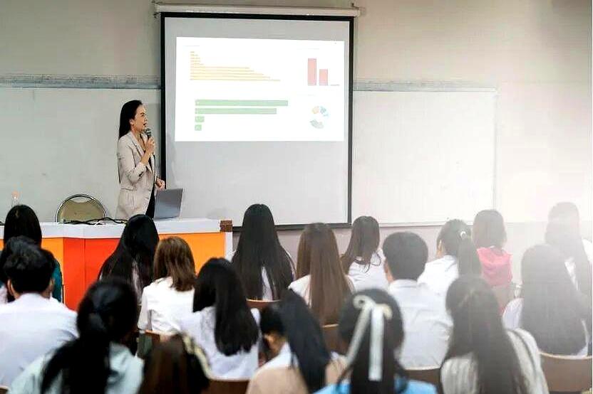 你发现了吗？
现在大学教室里摄像头越来越多，说是为了提升“抬头率”，监控课堂状况