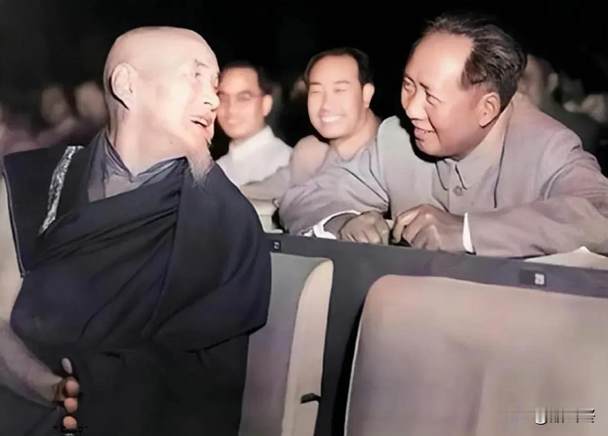 1954年，北京。
伟人接见藏族佛教上师喜饶嘉措时，他谦虚的坐在大师身后。
 #