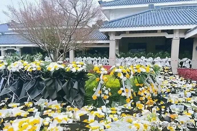 鲜花铺满地！张雪峰追悼会尊享“万千宠爱”！

3月28日的苏州殡仪馆，张老师的追