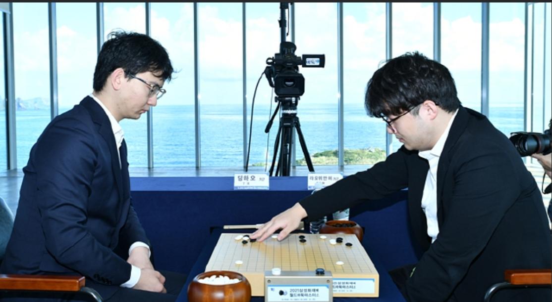 00后双雄会师三星杯决赛
廖元赫零封丁浩首夺世冠



第30届三星车险杯世界围