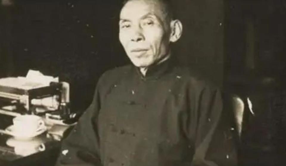 1918年，杜月笙去歌舞厅会友，突然，他一手搂住舞女的腰，另一只手要伸进她的胸口