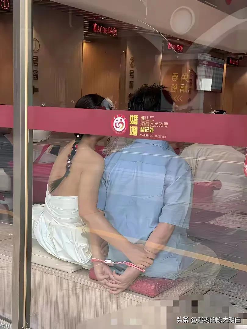 这副手铐，究竟是几个意思？[震惊][震惊][震惊]