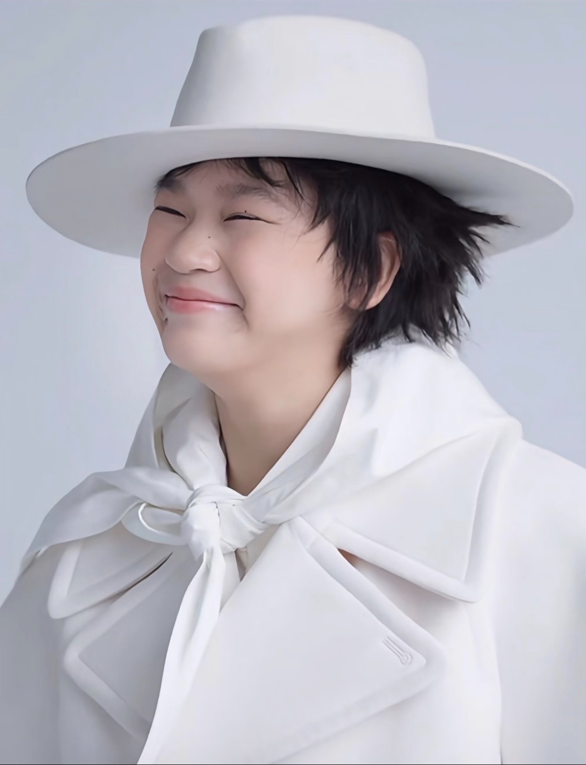 全红婵19岁气场全开 19岁生日解锁《嘉人》封面，纯白西装+利落短发，眼神笃定气