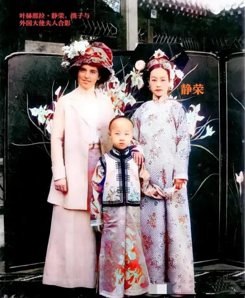 下图照片中的清朝贵族女子，是慈禧的侄女叶赫那拉·静荣，她曾被认为是企业家张兰的姥