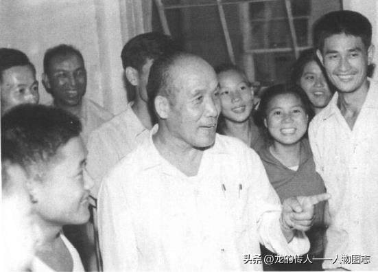 李达任国防体育协会主任时，询问运动员的训练和学习、生活情况。