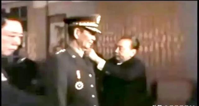 1972年，台湾胡琏晋升一级上将，蒋经国亲自为其佩戴肩章，不久胡琏退出现役。一级