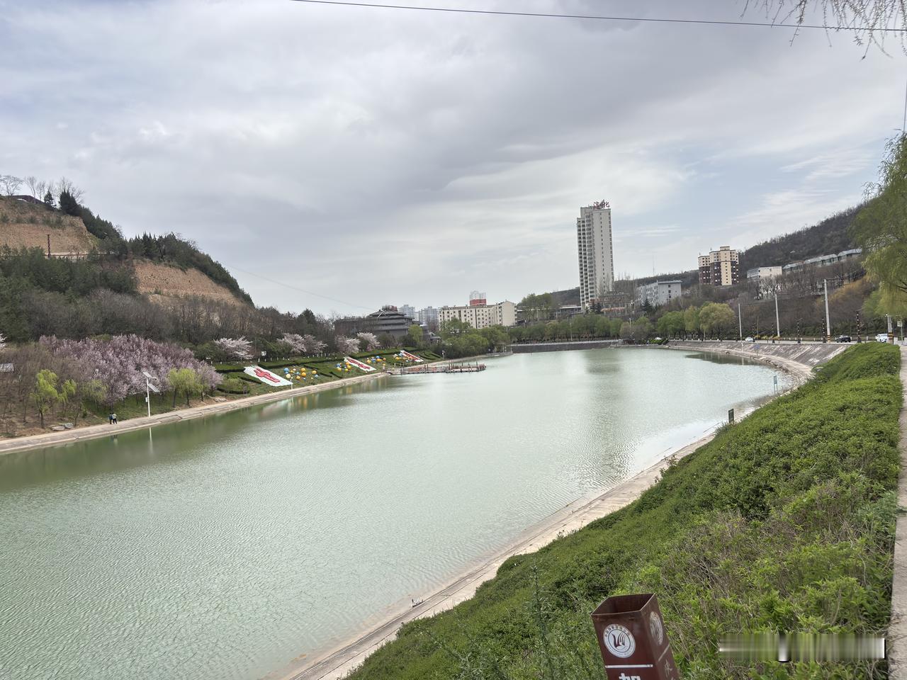 淳化县甘泉湖旅游景区，2000年后来过淳化，记得没有这个景区，估计是2005年后