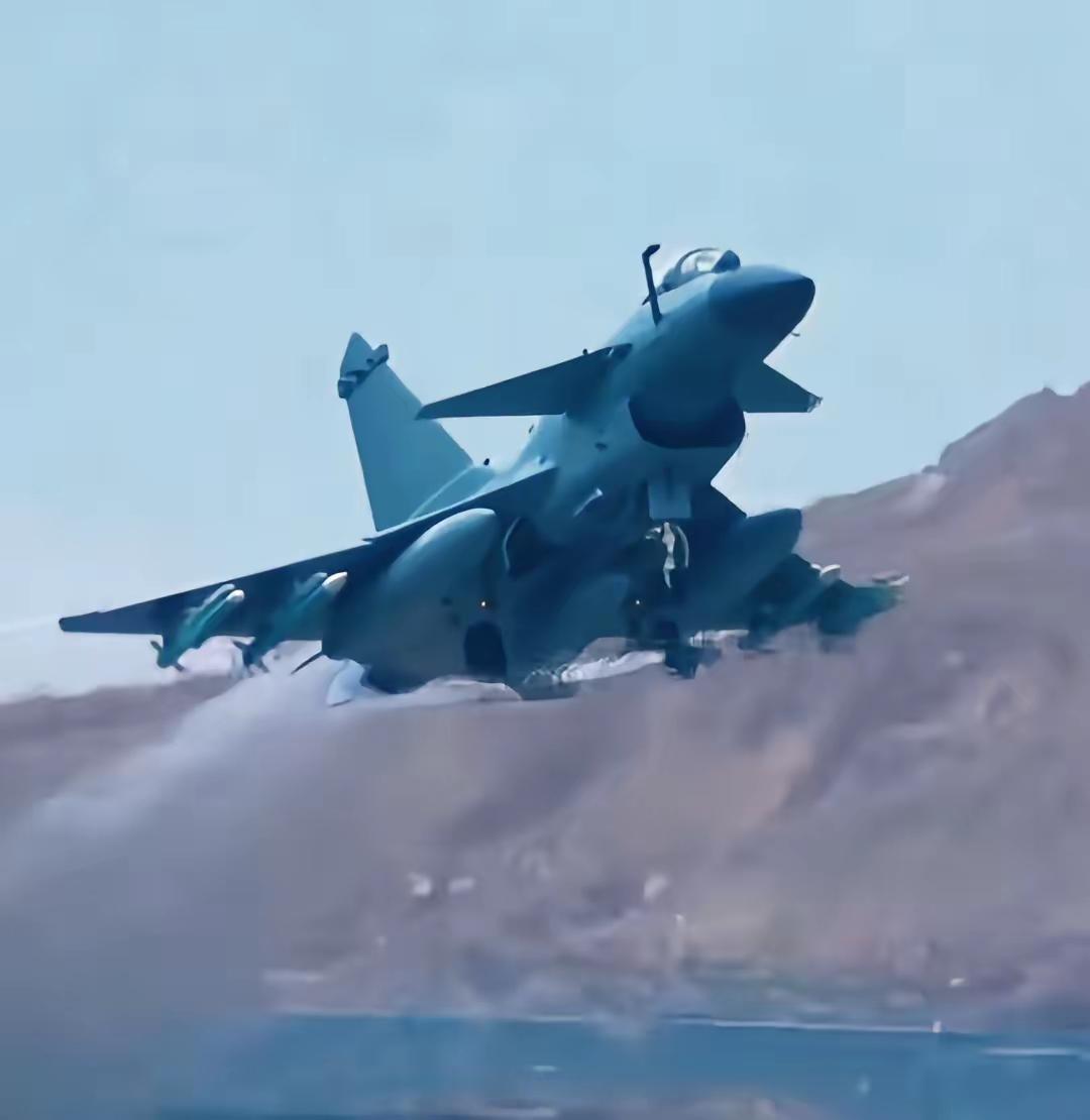 德黑兰的天空出现了多架歼-10C战斗机，让伊朗民众惊讶不已。但这些战机不是伊朗的