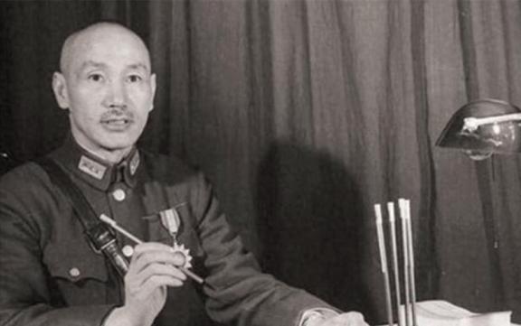 1942年，万毅被捕，蒋介石下令杀了他，万毅知道后，趁看守不注意，翻墙逃走了，谁