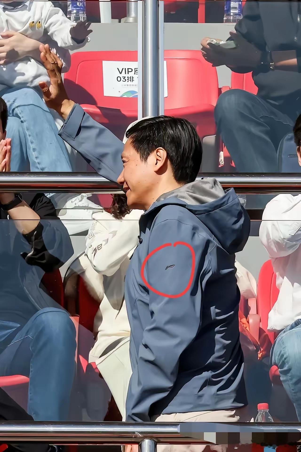 雷军看球穿的外套火了！千亿身家穿国货太圈粉刷到雷军看球路透，这件蓝色连帽外套太出