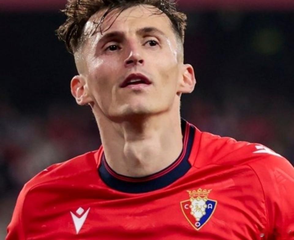 奥萨苏纳前锋布季米尔在对阵阿拉维斯的比赛中攻入1球，本赛季的联赛进球达到16，暂