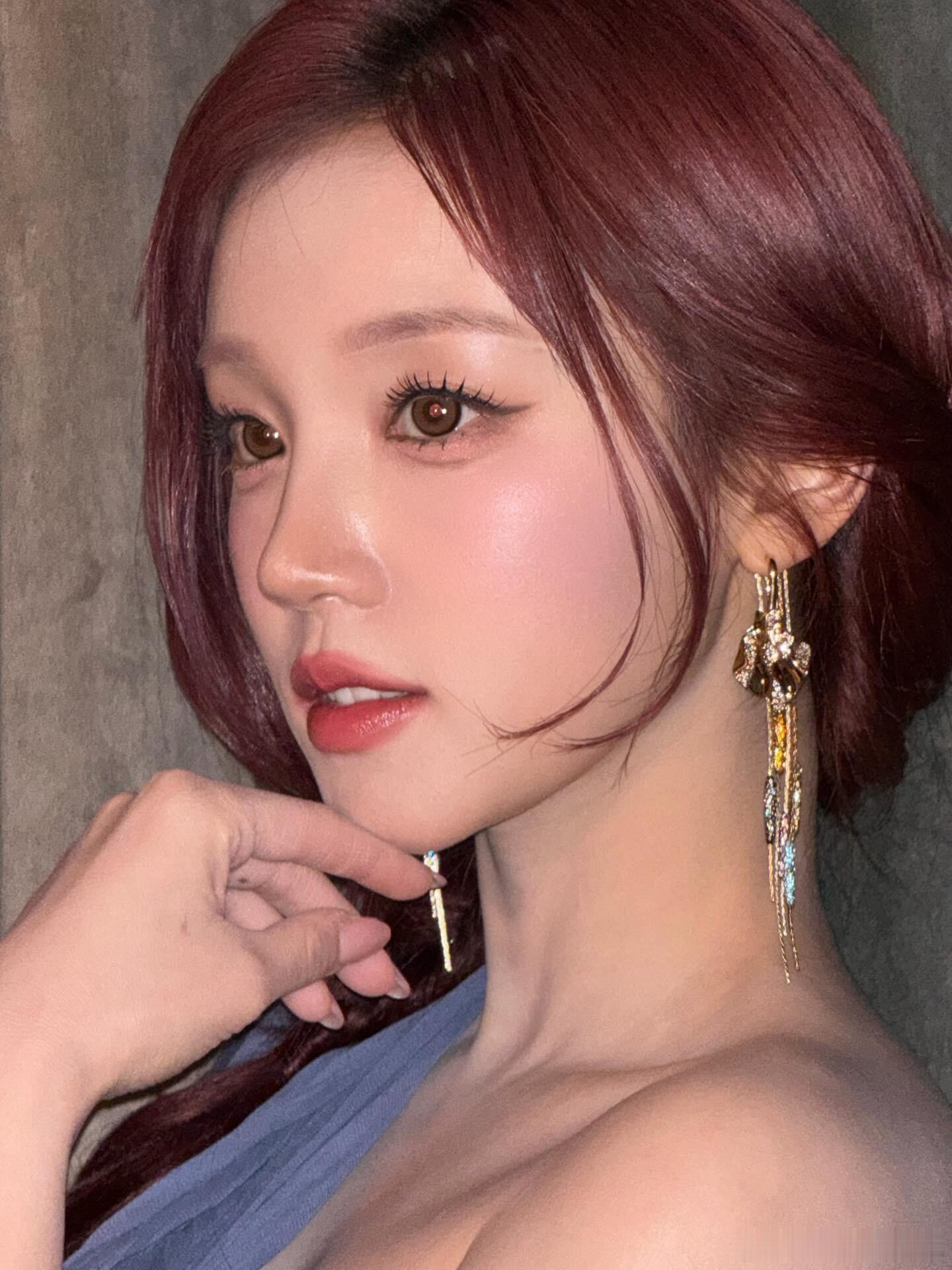 宋雨琦ins更新时装周又一套造型，小露香肩蓝色礼服又纯又欲，最近的造型上一层楼了