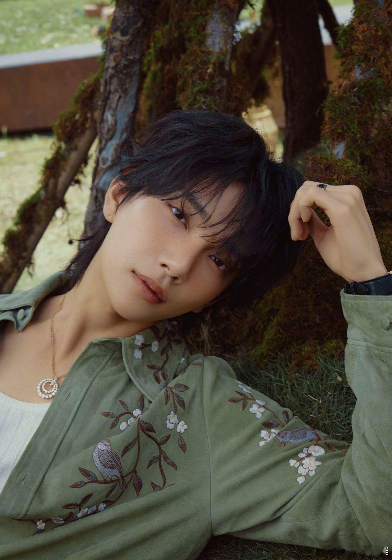 JOSHUA洪知秀洪知秀VOGUE中国首秀 洪知秀VOGUE活动造型 微风拂过，