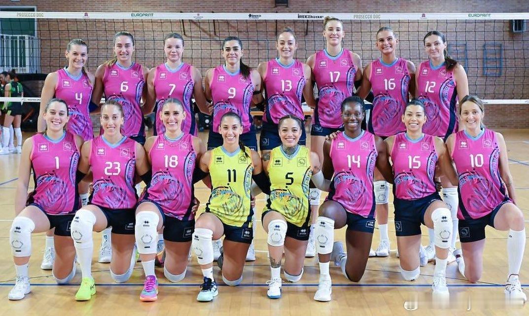 📸🇮🇹斯堪迪奇24-25赛季球员大合影#女排[超话]# ​​​