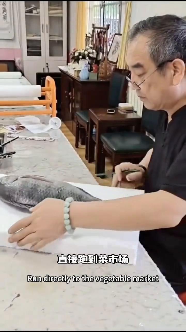 用鱼儿作画。
大家注意看，这位爸爸真是个带娃高手。老师布置了一道作业，让孩子画一