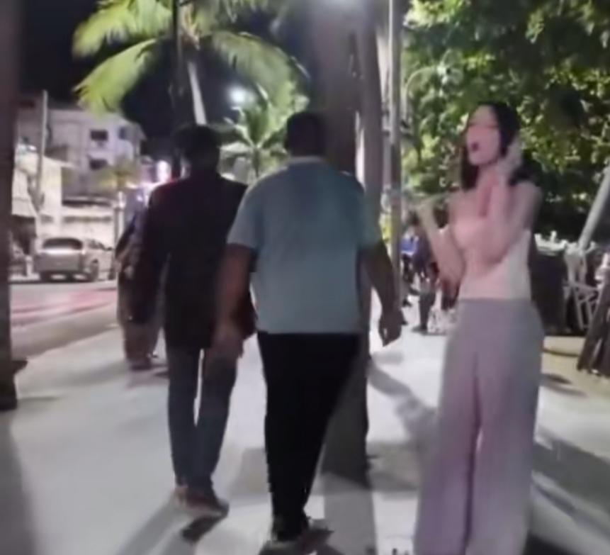 泰国，两名印度人走过女士面前，这名女士直接哇哇的呕，看到这个视频我大吃一惊，真有