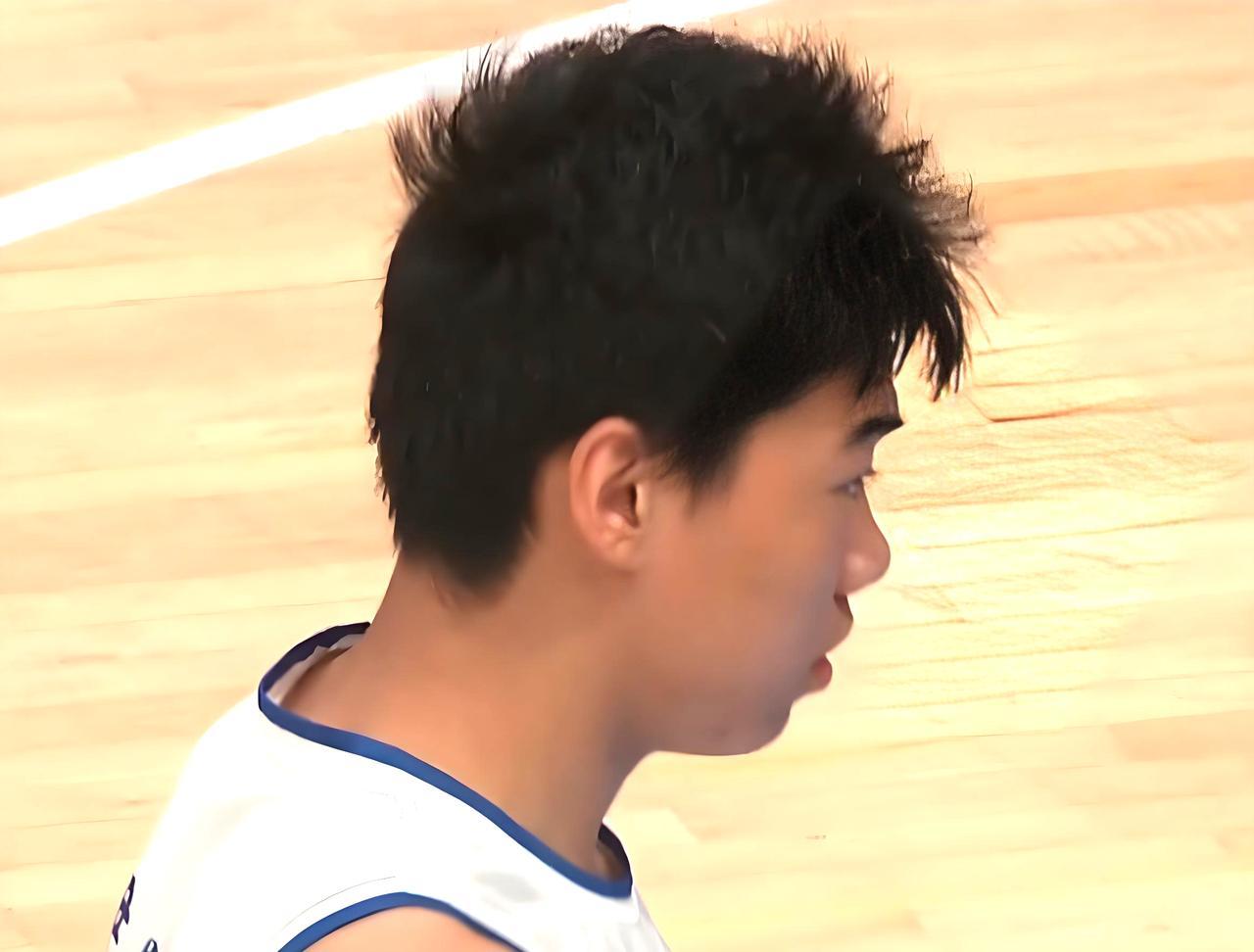 燕赵小将尹家齐初露“砍分狂人”潜质。
全国U15青少年篮球联赛男子组，18日晚上