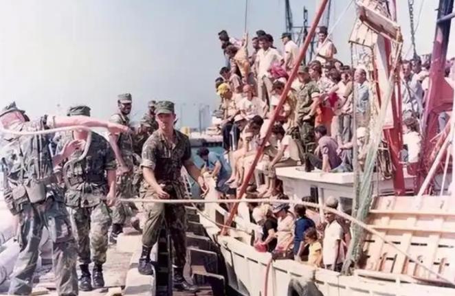 1980 年，古巴的领导人卡斯特罗为了报复美国，竟然将 12.5万名罪犯以及精神