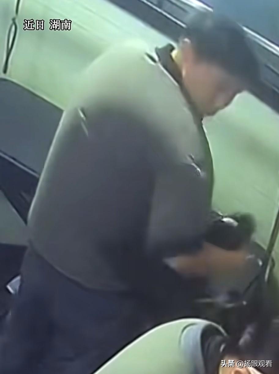 太好笑了！吹风机一吹，衣服直接“起飞”😂
 
近日湖南，一男子用吹风机吹湿衣服