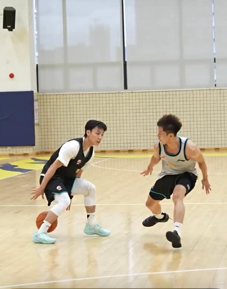 广东宏远男篮官方刚刚更新一段队内对抗赛视频，这也是周鹏回归后的首场队内训练对抗训