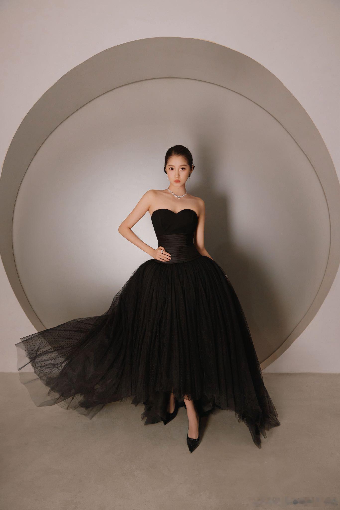 关晓彤allblack拽成啥了 关晓彤这身全黑造型真的很有范儿 露肩设计完美展现