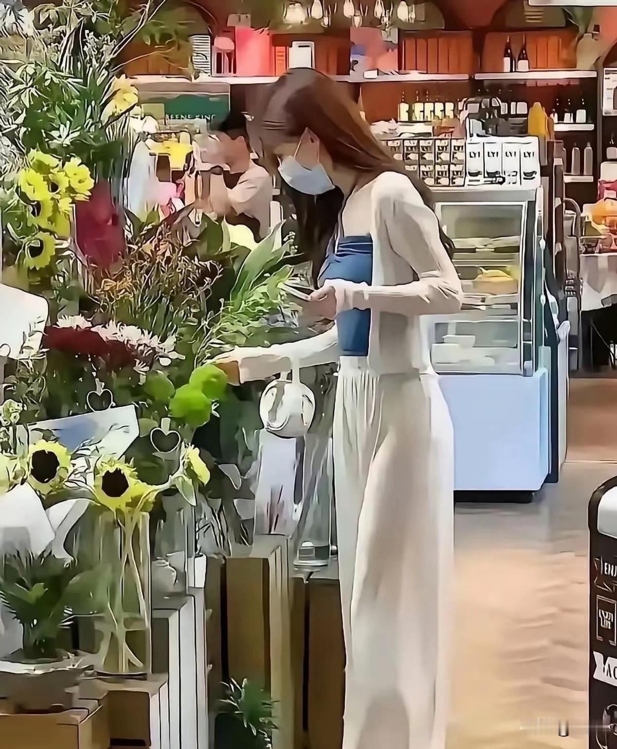 透裤上街女生浑然不觉，路人明明看到却欲言又止不敢开口

这事儿最近吵翻了全网，到